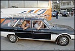 Hva� �essir j�lasveinar voru a� gera �arna veit �g ekki. Komu einsog �ruma �r hei�sk�ru lofti. Bretar af sj�sku�ustu ger�inni. �essi sem tekur mynd �t um afturgluggann var �l�klegasti t�ristinn sem �g hef s�� h�rna.
