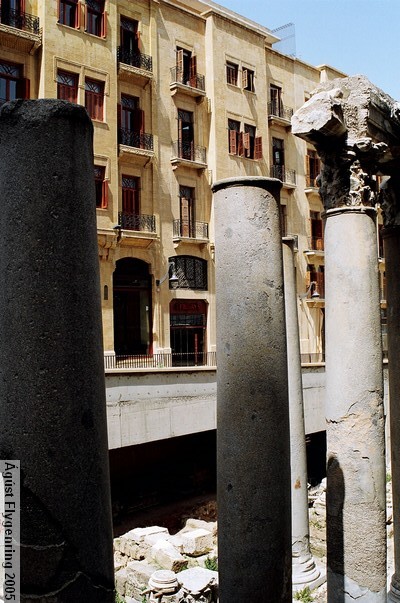 It can't be seen on the picture but the TGI Friday's restaurant downtown has a view over these old Roman ruins