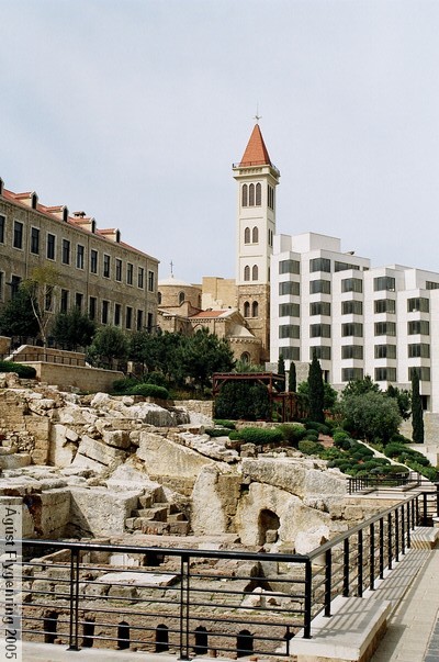 The Roman bath in the downtown area. Notice the churchtower, how it has been rebuilt after the civil war, without hiding it though